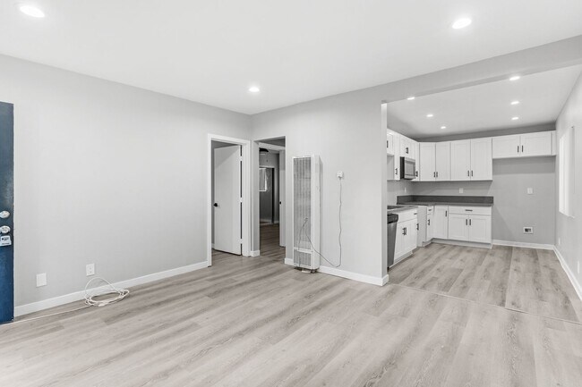 Interior Photo - 113-201 S Lillie Ave