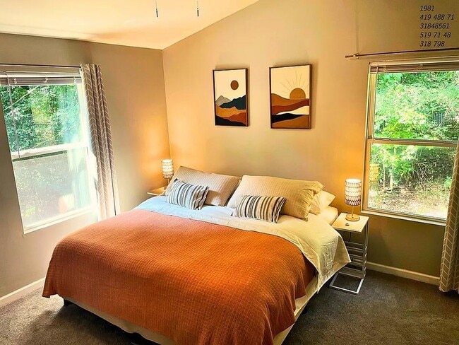 Building Photo - 837 Forrest Cir SE