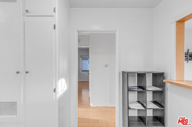 Building Photo - 1352 Ocean Park Blvd