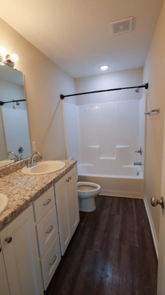 Building Photo - 123 Villa Rd