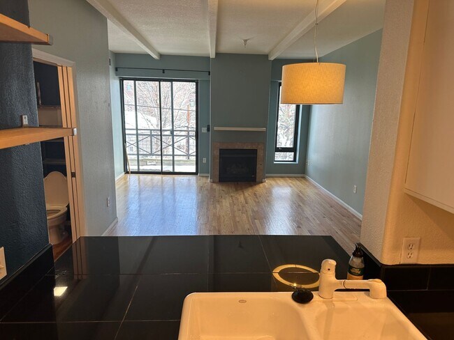 Building Photo - 1 bedroom, 1 bath Cherry Creek North - Available 4/21/25
