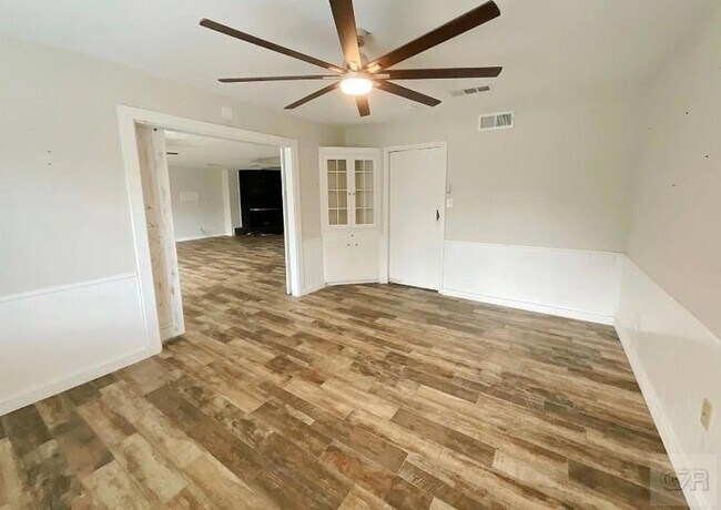 Building Photo - 443 Bayou View Dr