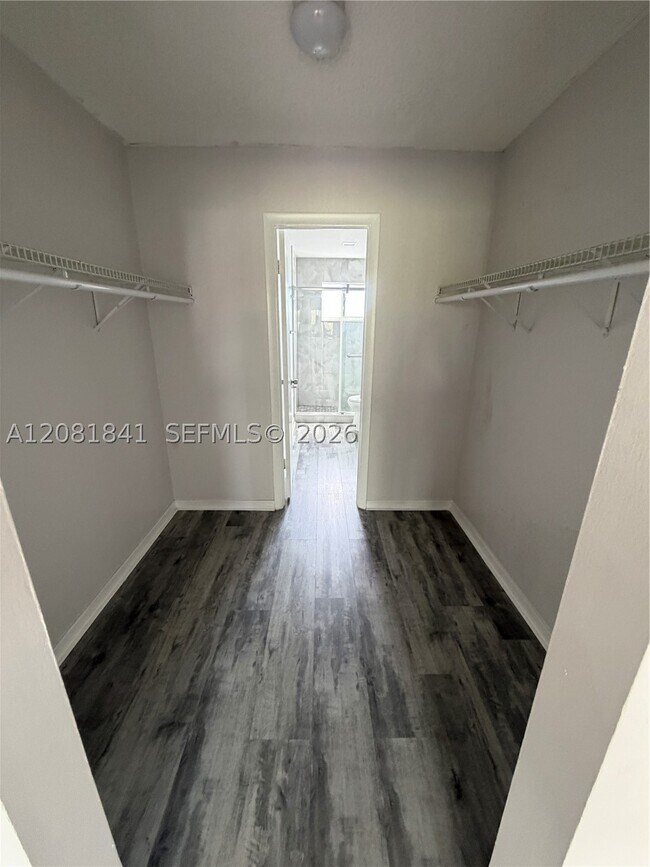 Building Photo - 9371 Fontainebleau Blvd