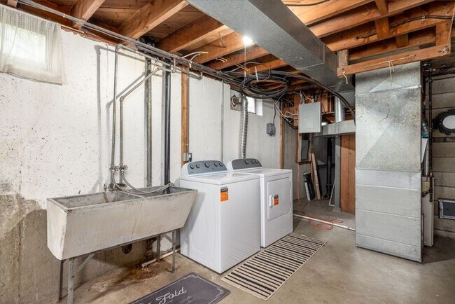 Building Photo - 3011 W Dalke Ave