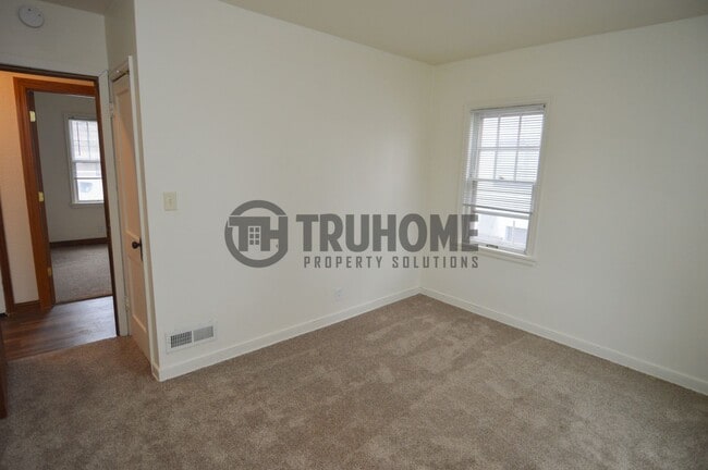 Building Photo - Spacious 5-Bedroom Home – Pet-Friendly and...