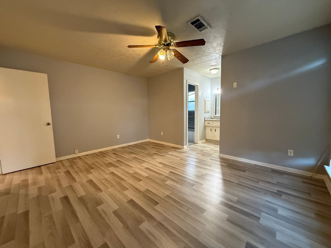 Building Photo - 422 Gamewood Dr