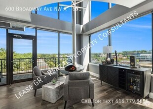 Building Photo - Desirable Union Square Corner Penthouse!