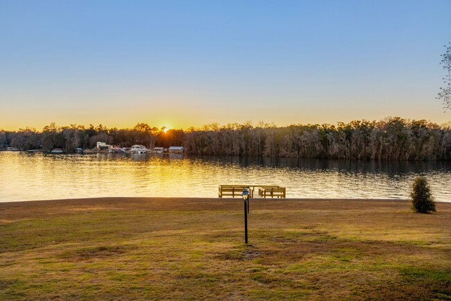 Building Photo - Lake Talquin - LAKEFRONT- Furnished 3 bedr...