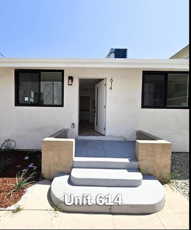 Building Photo - 614 W 84th St