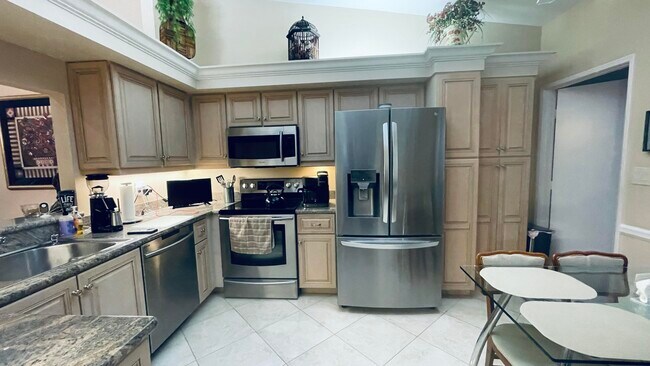 Building Photo - 6165 Sunny Pointe Cir