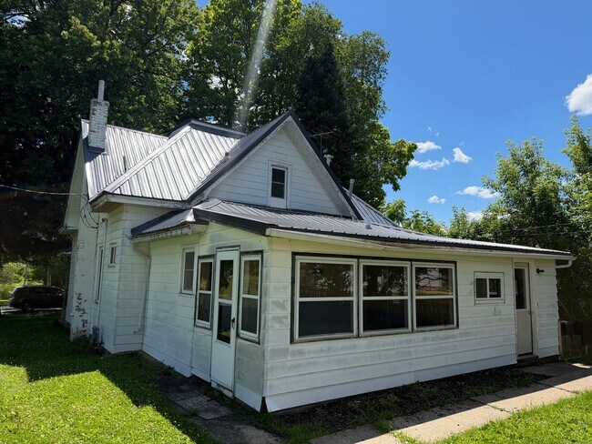 Building Photo - 3 Bed 1 Bath Home with Garage