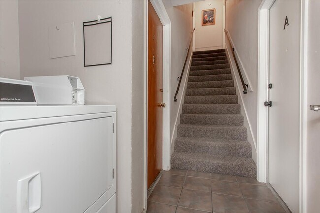 Building Photo - 6007 Sandhurst Ln