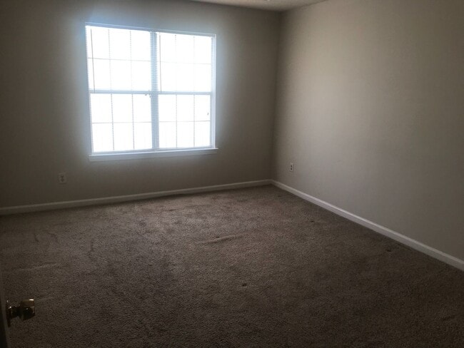 Building Photo - Beautiful split level home with 3 bedrooms, 2.5 baths