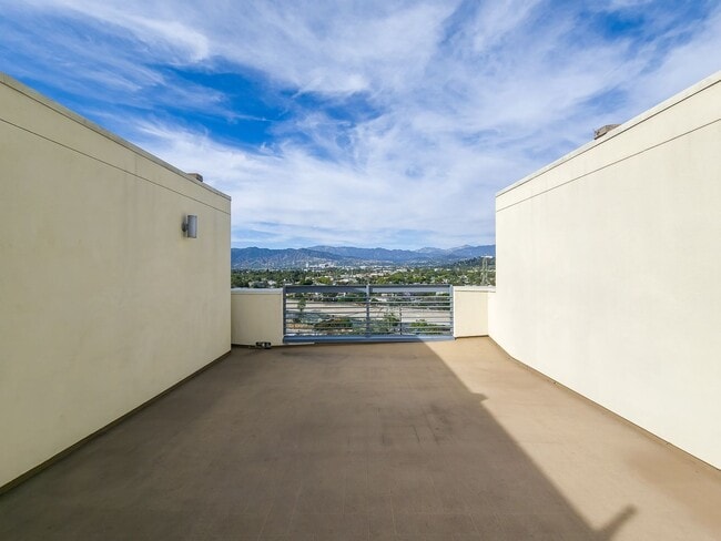 Building Photo - Modern Luxury Condo with Panoramic Views | 3-Story Condo + Private Rooftop Deck