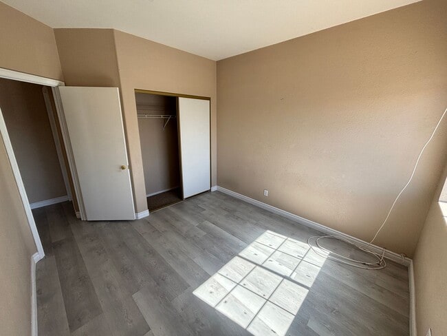 Building Photo - Beautiful 3Bed/2Bath/2Car residence located in Sunrise Manor / Winterwood area