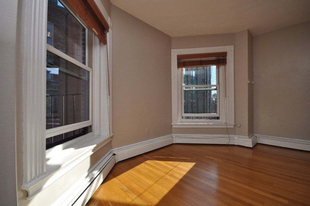 Building Photo - 218 Newbury St