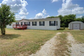 Building Photo - Country Living on half acre