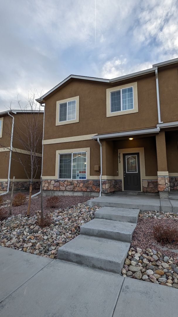 Building Photo - TWO STORY END UNIT TOWNHOME 3 BED/2.5 BATH...