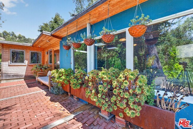 Building Photo - 1738 Topanga Skyline Dr