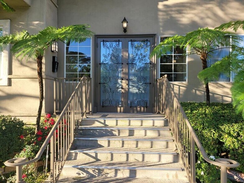 Building Photo - 2669 S Barrington Ave