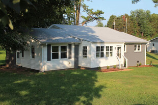 Building Photo - 2226 Windcrest Dr