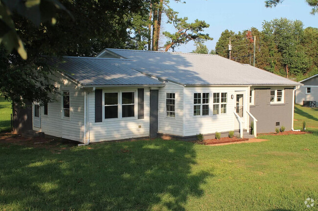 Building Photo - 2226 Windcrest Dr