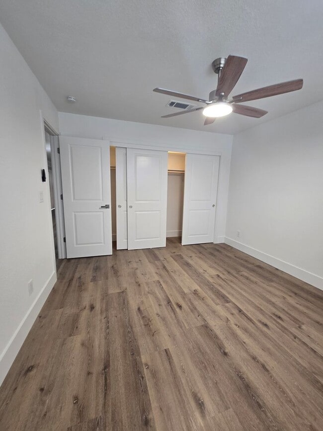 Building Photo - 3 Br 2 BA with extra room in back available now