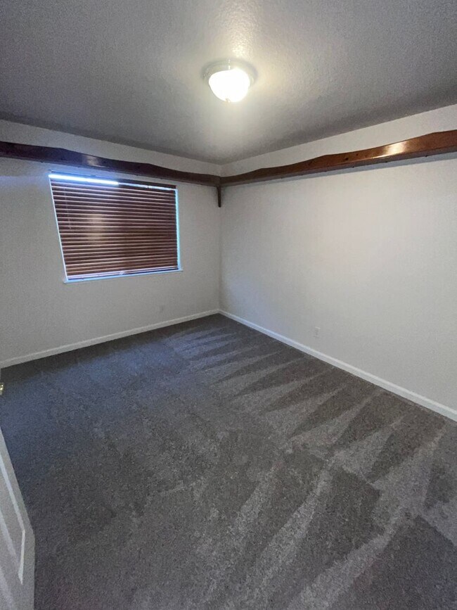 Building Photo - BEAUTIFUL UPDATED HOME IN WEST ROSEVILLE!!