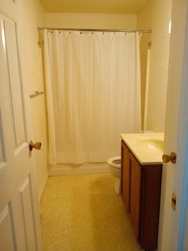 2nd bath - 28 Academy St