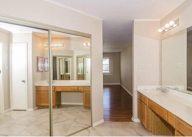 Building Photo - 6910 Brockington Dr