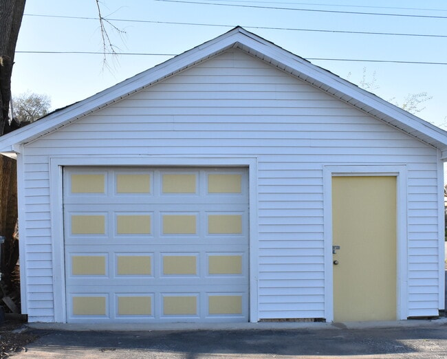 Building Photo - 416 E 31st St