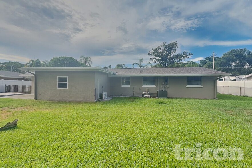 Building Photo - 1819 Brentwood Dr