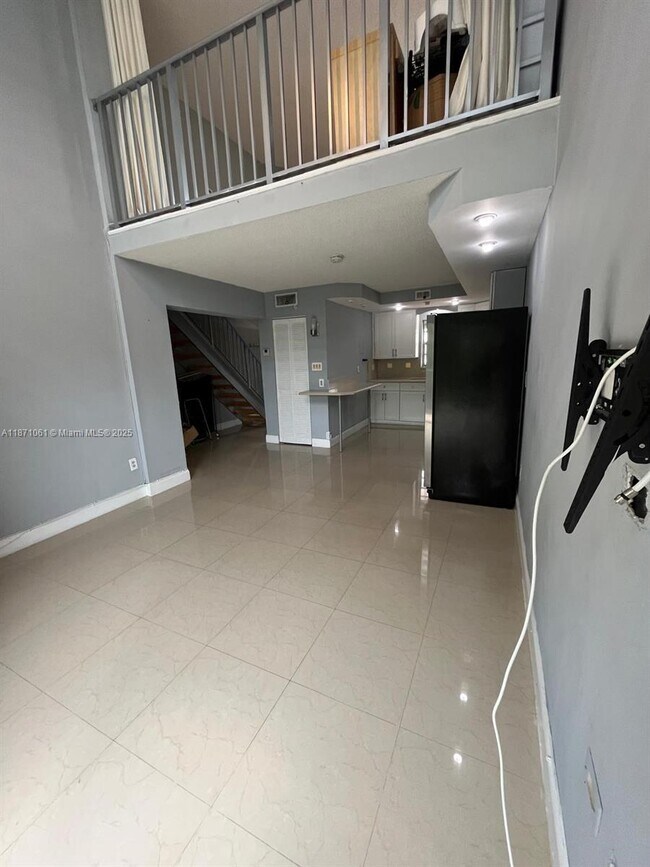 Building Photo - 8897 Fontainebleau Blvd