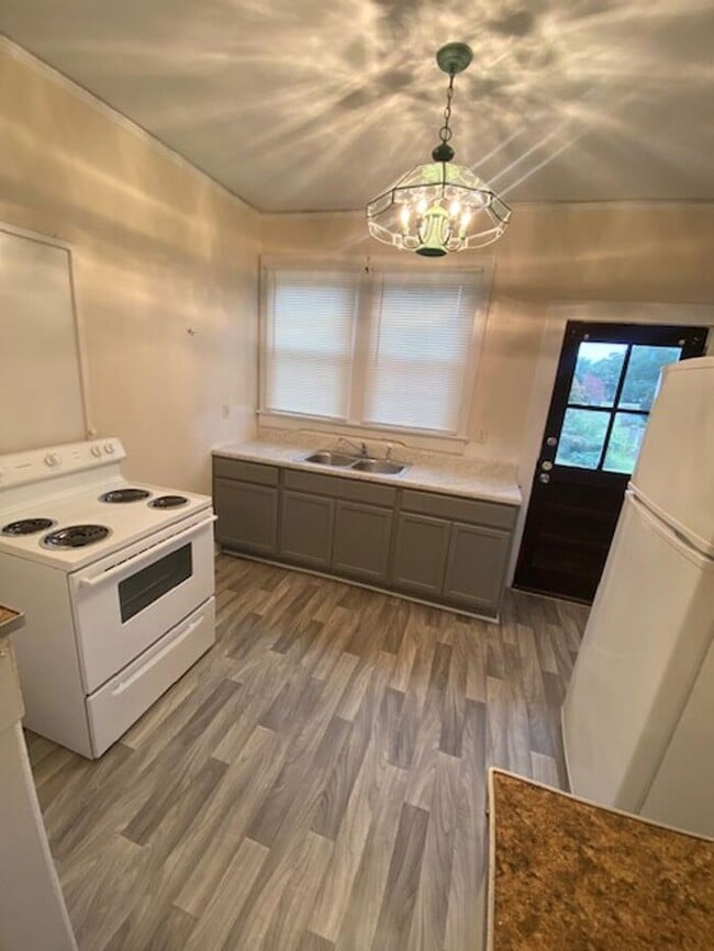 Building Photo - Two Bedroom Duplex in Downtown Woodruff!