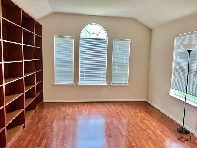 Building Photo - 42 W Foxbriar Forest Cir