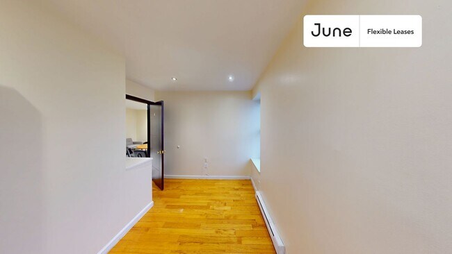 Building Photo - 15 W 107th St