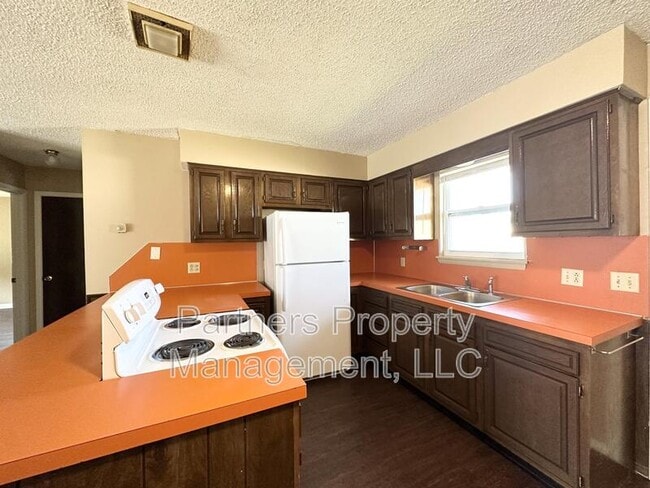 Building Photo - 105 Pine Ave