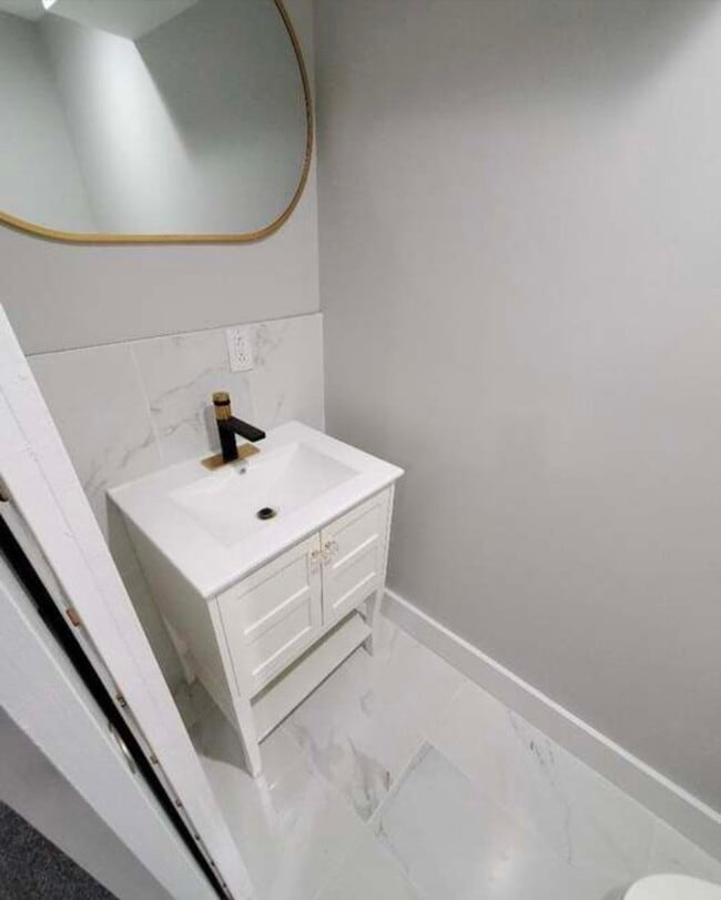 Building Photo - 5425 Catharine St