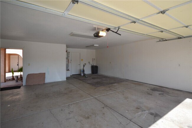 Building Photo - 2911 Country Club Dr