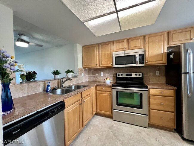 Building Photo - 423 Cape Coral Pkwy W