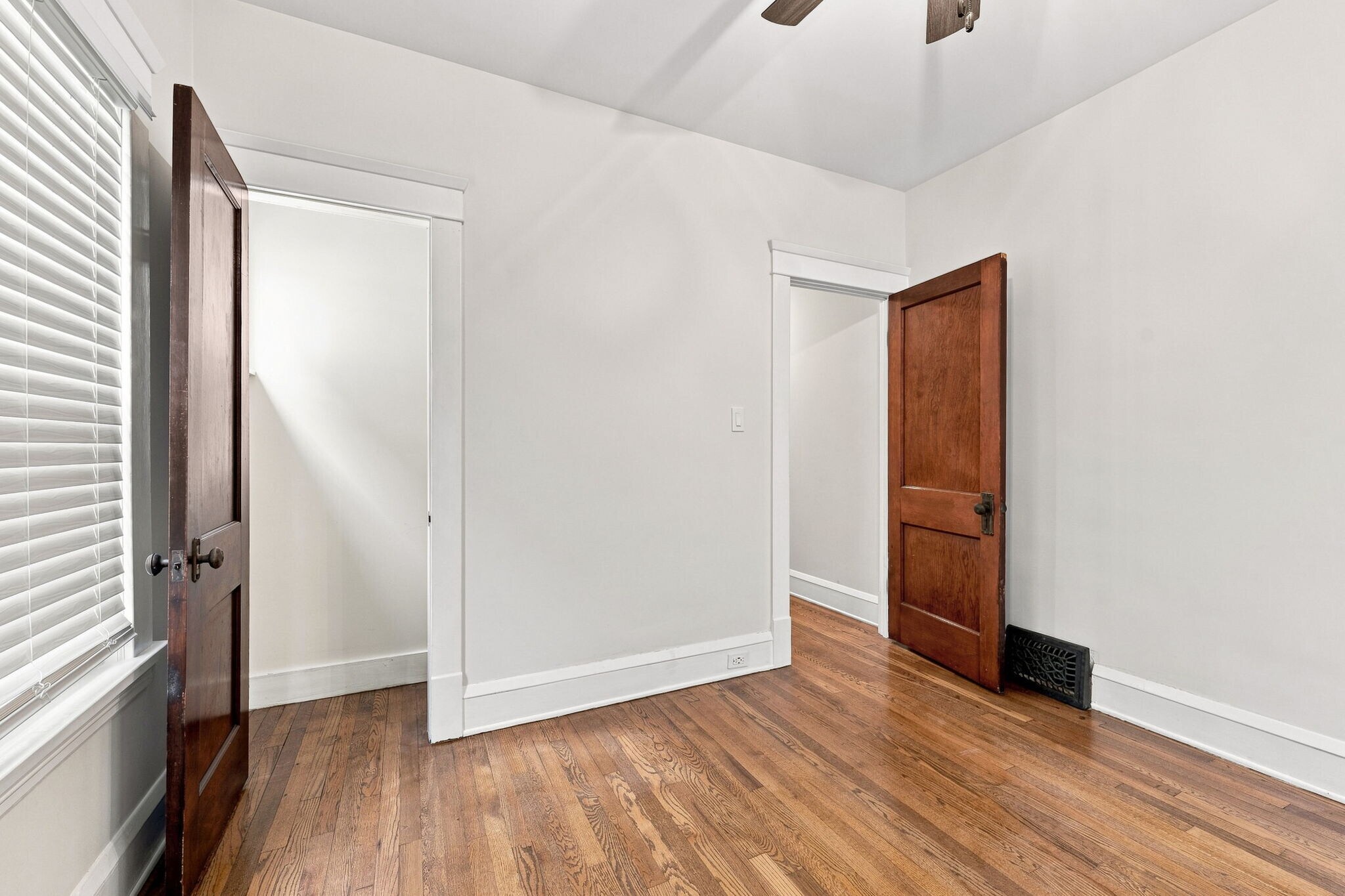 Building Photo - 1320 W 64th St
