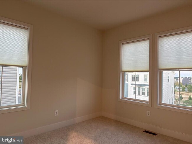 Building Photo - 120 Galaxy Pl
