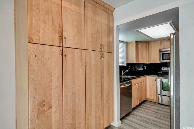 Building Photo - AWESOME GROUND FLOOR CONDO IN OREM