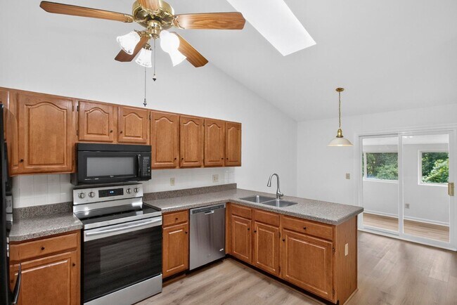 Building Photo - 137 Pepper Ridge Cir