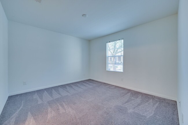 Building Photo - SE!!  Gated!! Community Pool!! Clubhouse!! Fitness Center!! Up Graded Appliances!!! 2 Car Garage!!
