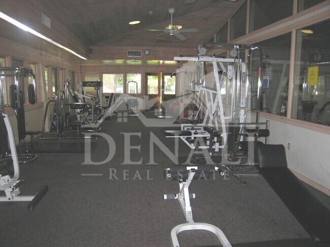 Building Photo - 1529 E Edgewater Dr