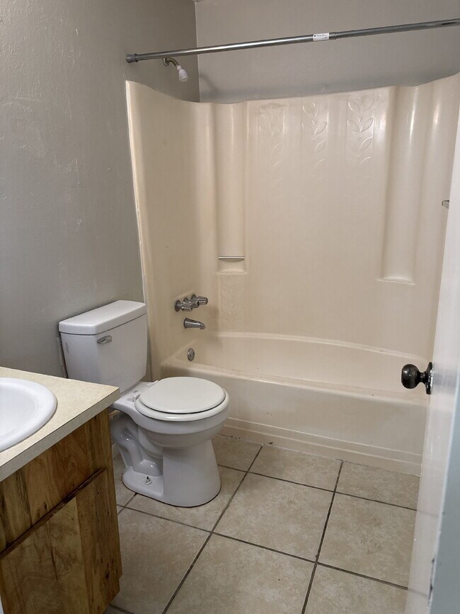 Building Photo - One bedroom One Bath available