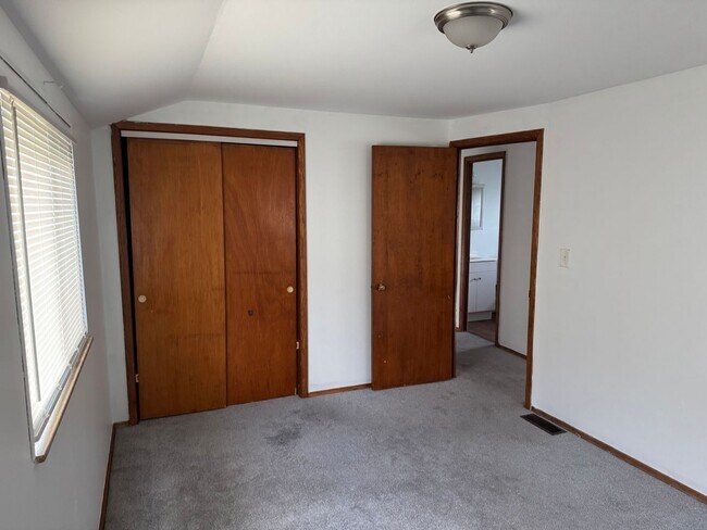 Building Photo - 4942-4944 Beacon Hill