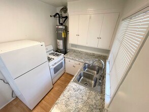 Building Photo - Cute Leimert Park 1bd/1ba unit with parkin...