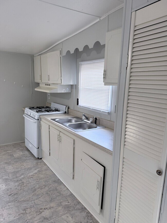 Building Photo - 61 Oakwood Cir